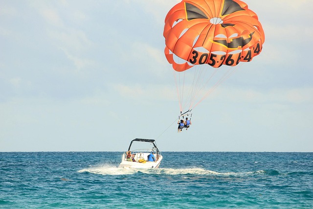 parasailing-347350_640